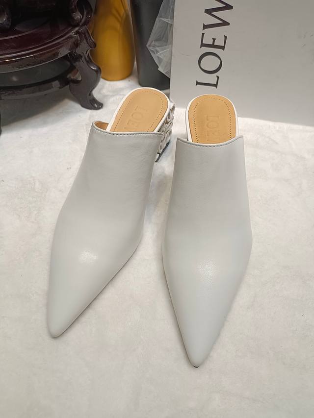 Loewe's hot new style, combined with the overall original last, is fashionable