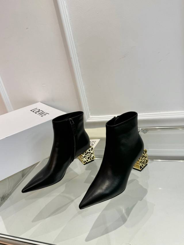 Loewe's hot new style with the overall original last, fashionable and individual