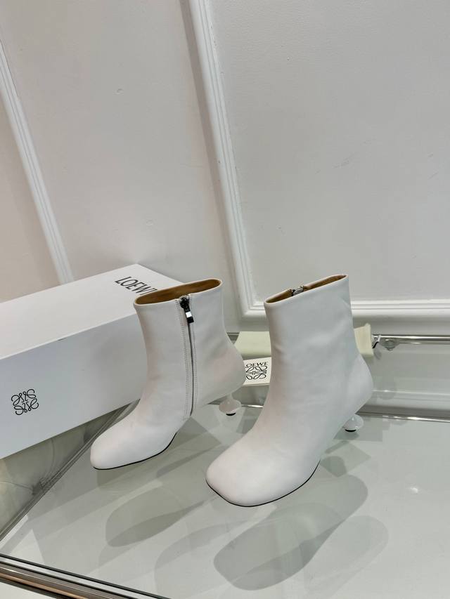 Loewe's hot new style with the overall original last, fashionable and individual