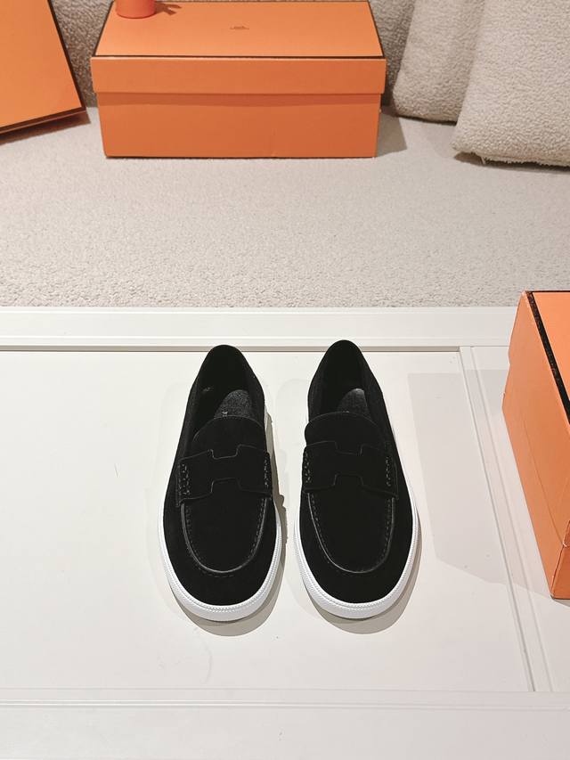 Hermes# Classic H loafers are timeless and simple in style. Lace-up casual sneak