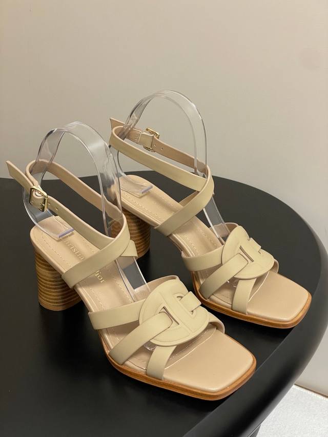 The Dway wedge sandal is a timeless classic. The Christian Dior Paris logo on th