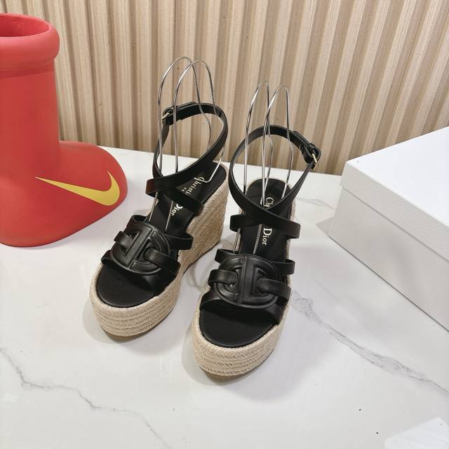 Dior 25Ss summer high-top platform slippers (DDD) are simple and versatile. Perf