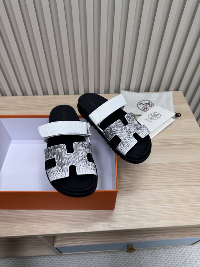Premium-quality Erjiu slippers, featuring a full sheepskin-wrapped platform! A t