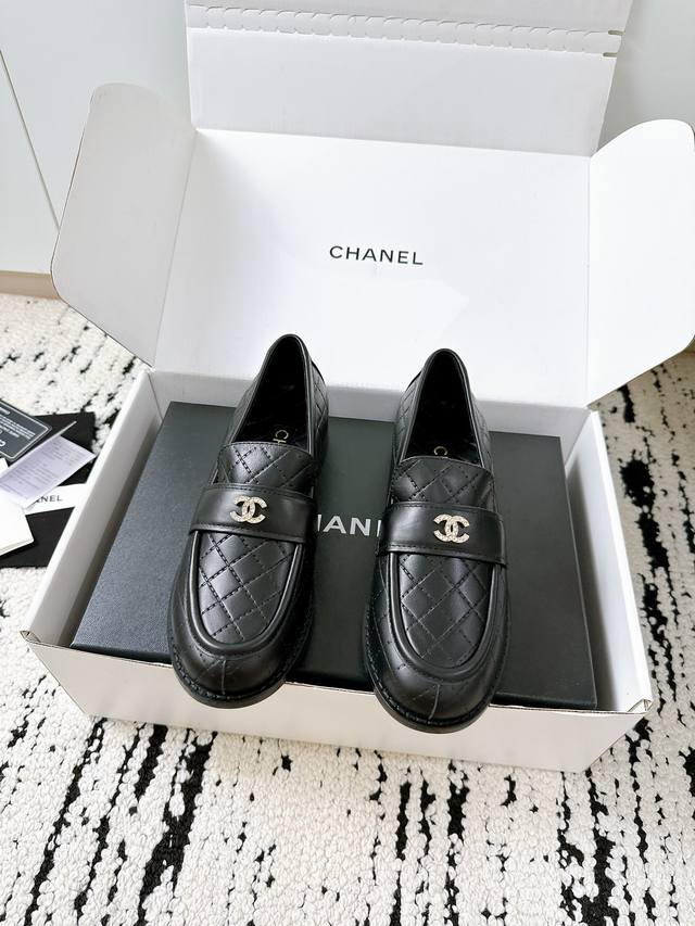 Plus +10 for the airplane box A must-have for Chanel girls! This pair of new loa