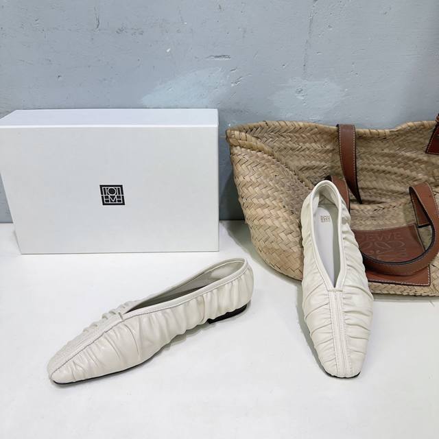 High-quality factory-made shoes! Niche fashion brand Toteme's Spring/Summer 25