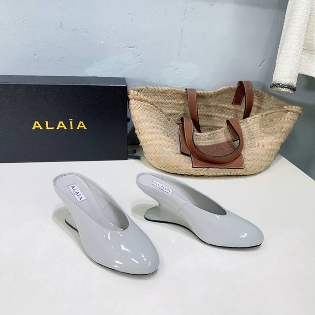 High-quality factory-made shoes! Niche fashion brand Alaia's Spring/Summer 25 s