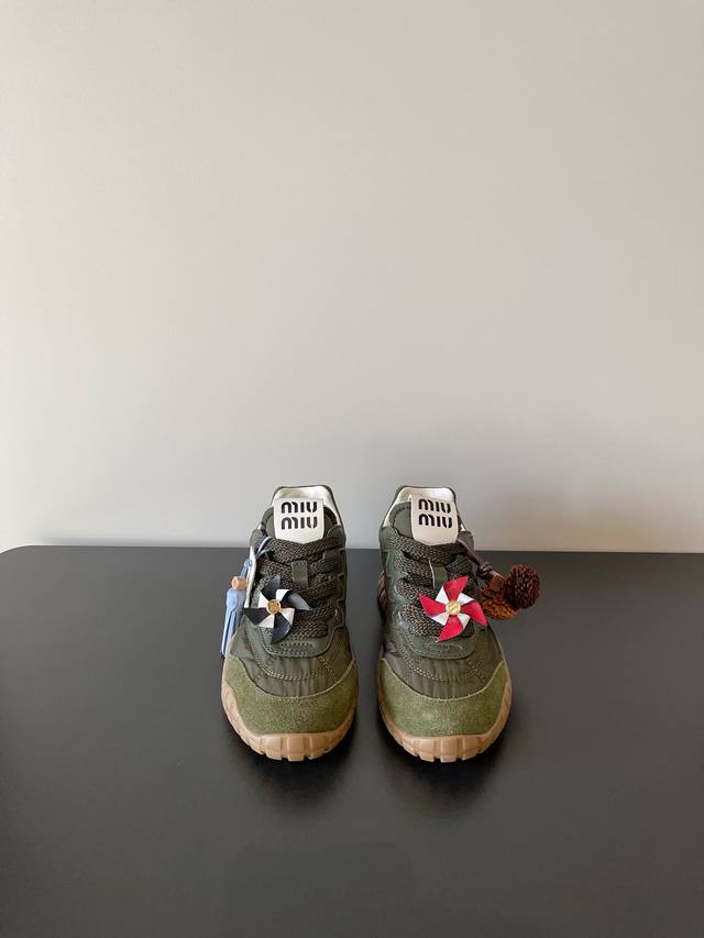No pendants, 10 less. No airplane box, 10 less. Miumiu's latest early spring Eu