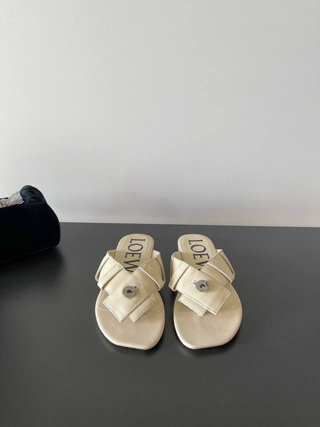 Loew's latest brand-new clip-toe leather slippers (DDD). Featuring classic belt