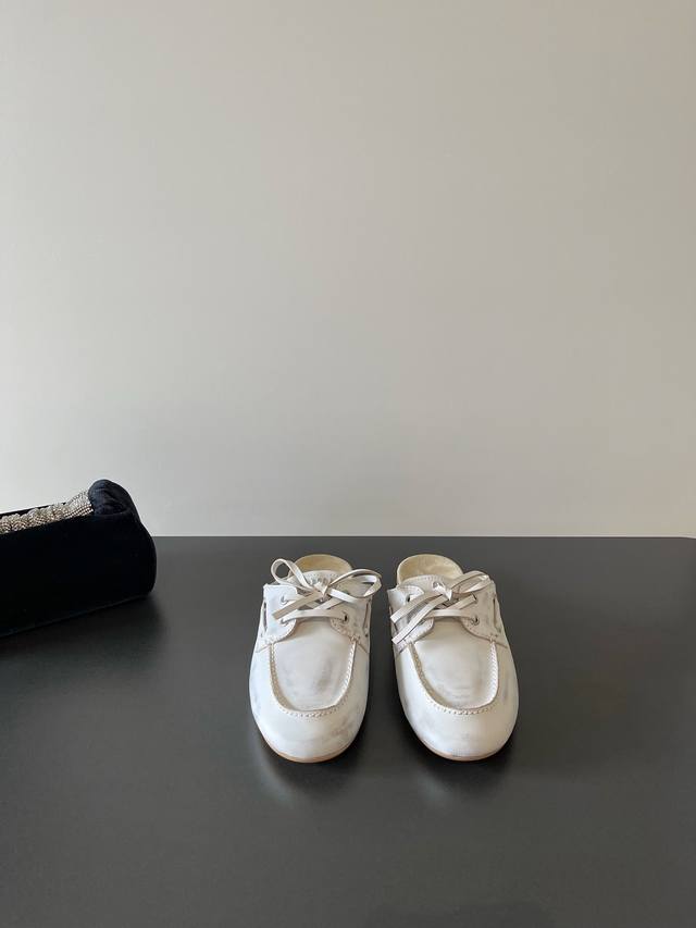 Miumiu's latest retro loafer, half-slipper, simple slippers DDD. Bloggers are we