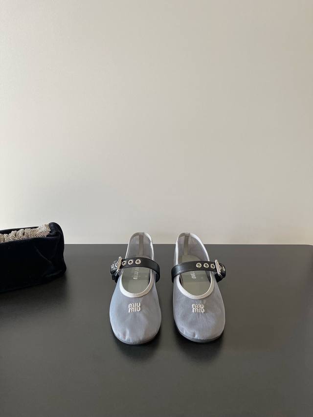 Miumiu's latest Mary Jane mesh belt buckle catwalk leather sandals are worn by b
