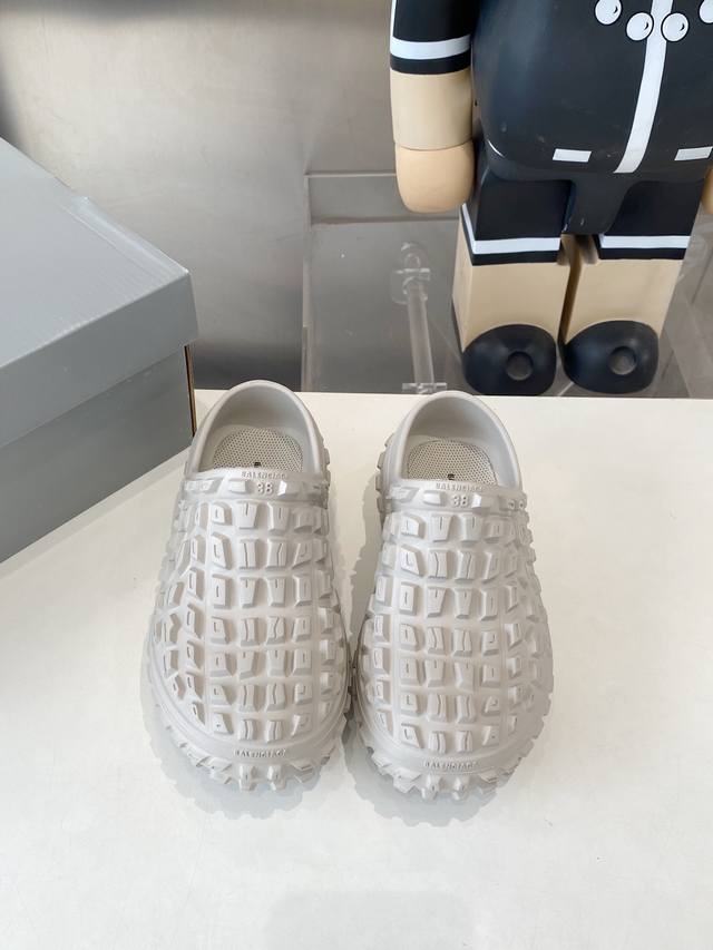 Factory Balenciaga summer essential beach shoes DDD. Men's and women's shoes are