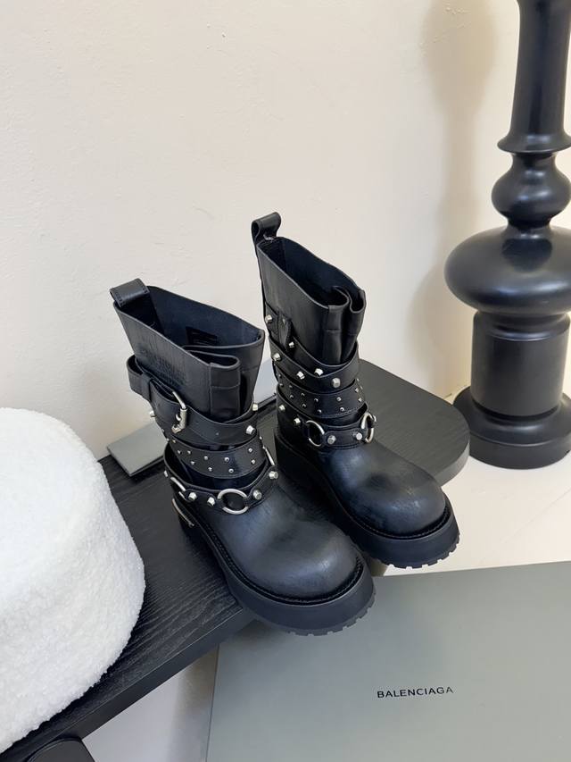 Balemciag*25Ss A new addition to the cool-girl must-have collection! A stylish a