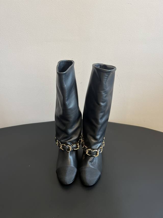 Chane* 25Ss new chain knight boots are a timeless classic that is both sweet and