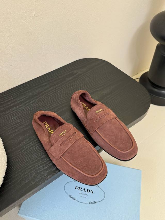 Prad* Prada's new loafers look both classic and versatile at first glance! You d