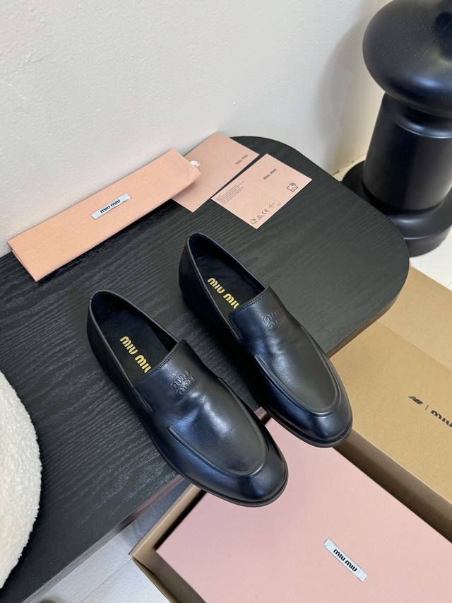 Miu Mi* 25Ss new brogue round-toe loafers These brogues have simple lines and a