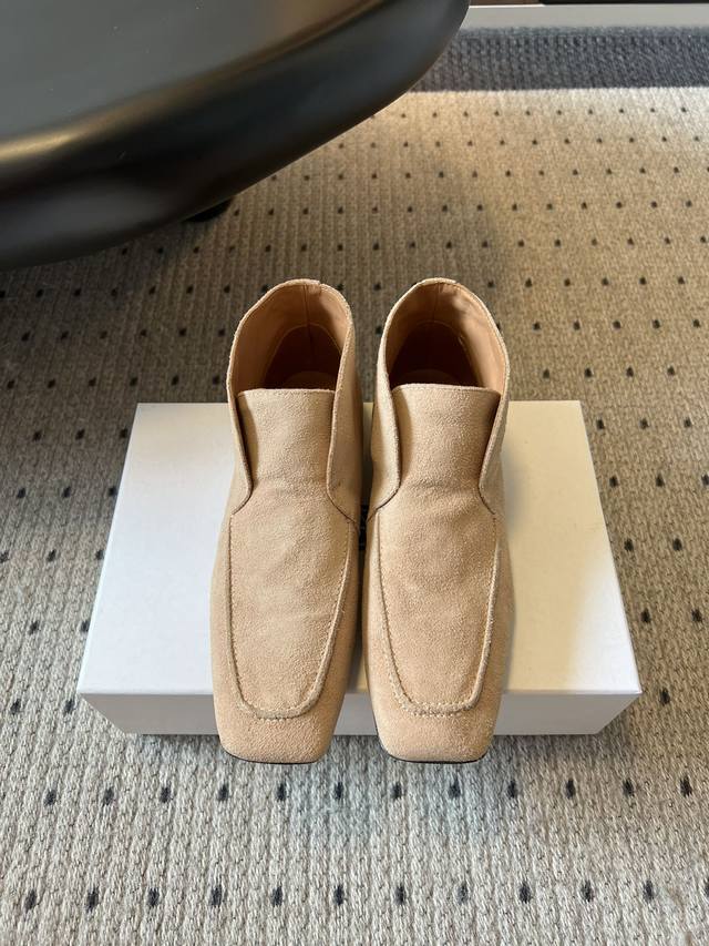 Toteme 25Ss new high-top loafers are incredibly soft, both to the touch and on t