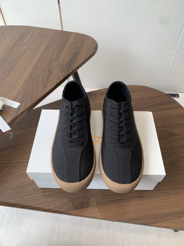 The Row 25Ss new spring and summer sneakers, produced in Dongguan, are designed