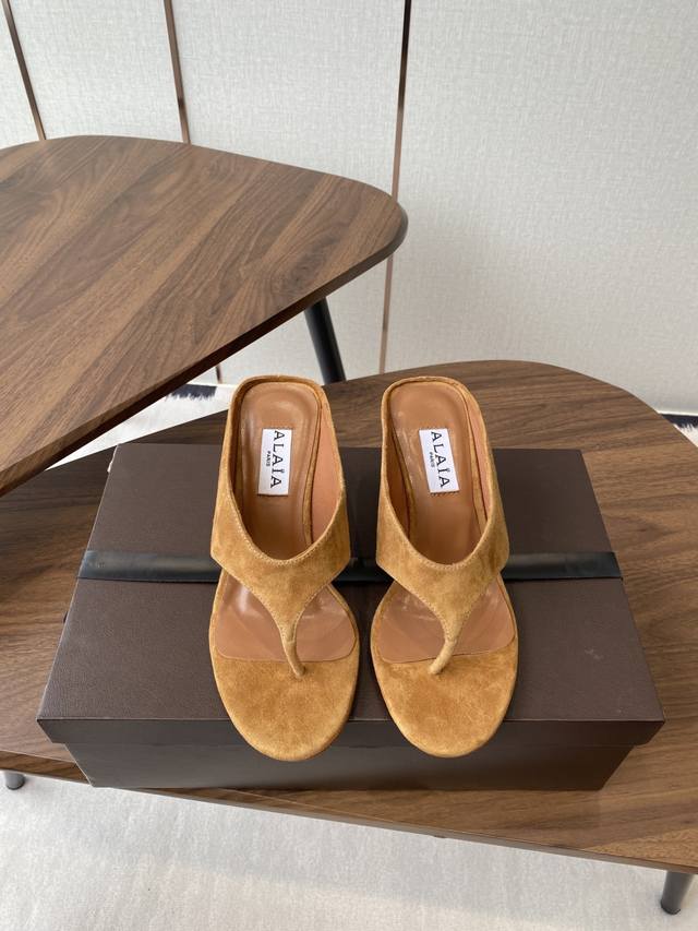 Alaia 25Ss Spring/Summer new wedge-heel flip-flop collection Cube satin mules wi