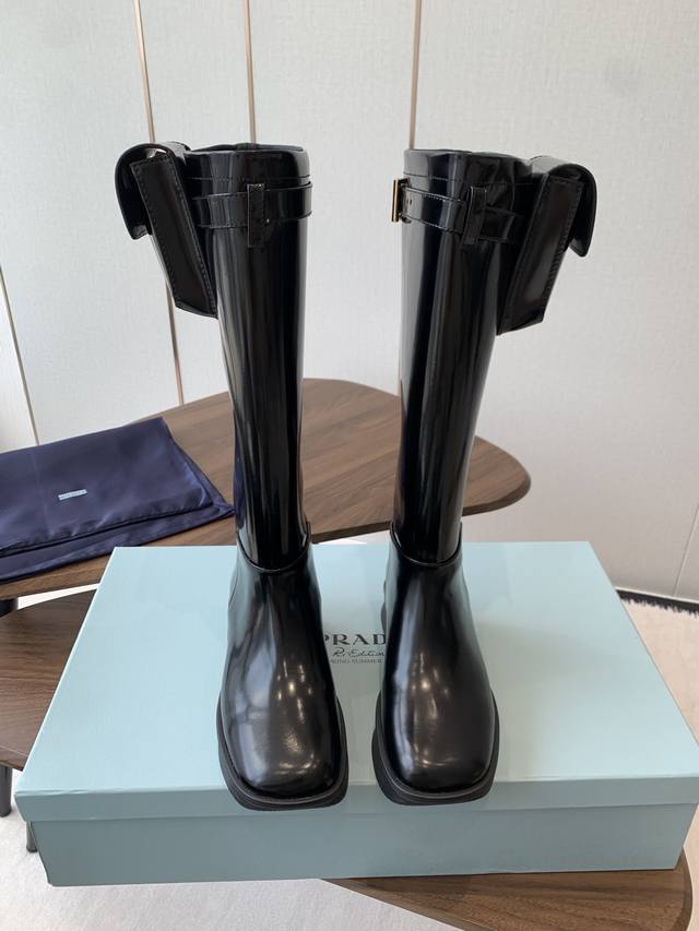 Pra*A small bag and knight boots, a timeless classic, are now available. The Pra