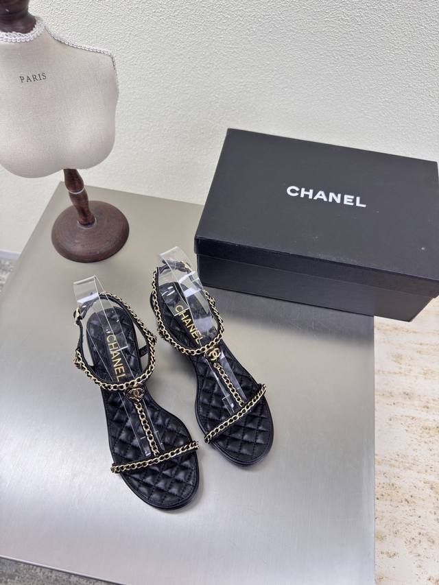 Chanel handmade chain sandals Purely handwoven Eye-catching logo adds comfort a