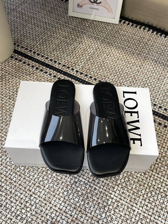 Loewe's new spring/summer 25Ss slippers are a real hit. The minimalist design cr