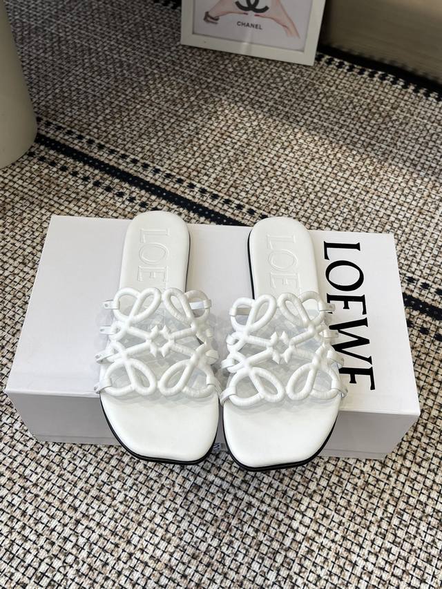 Loewe's new spring/summer 25Ss slippers are a real hit! The minimalist design cr