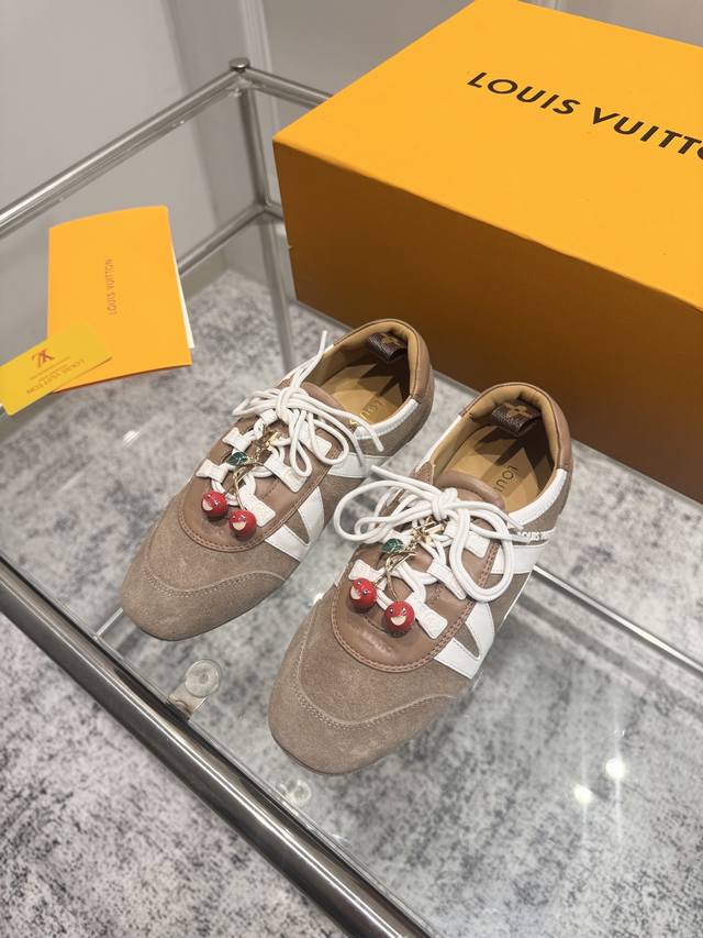 Premium version: Couple's pair with buckle detailing. Louis Vuitton's latest Sne