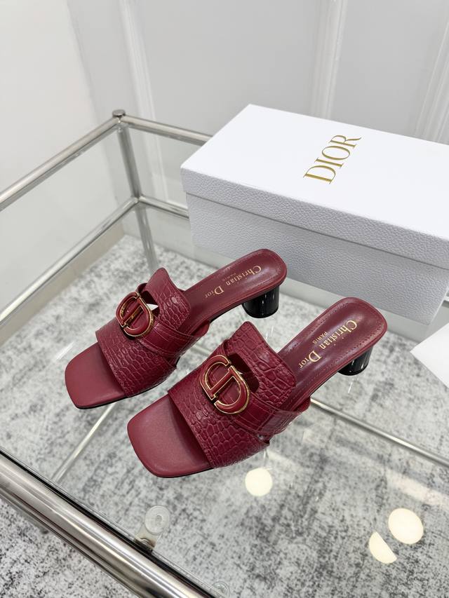 Dior's new square-toed CD metal buckle slippersA princess's summer joyThese Dior