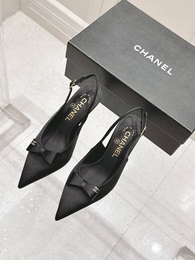 Top-of-the-line Chanel 25A Spring/Summer bow-tie shoes (DDD). Numerous celebriti