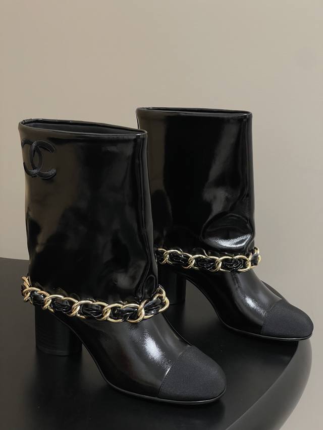 New Fall/Winter Chanel 25B runway-inspired, large chain ankle boots with a chun