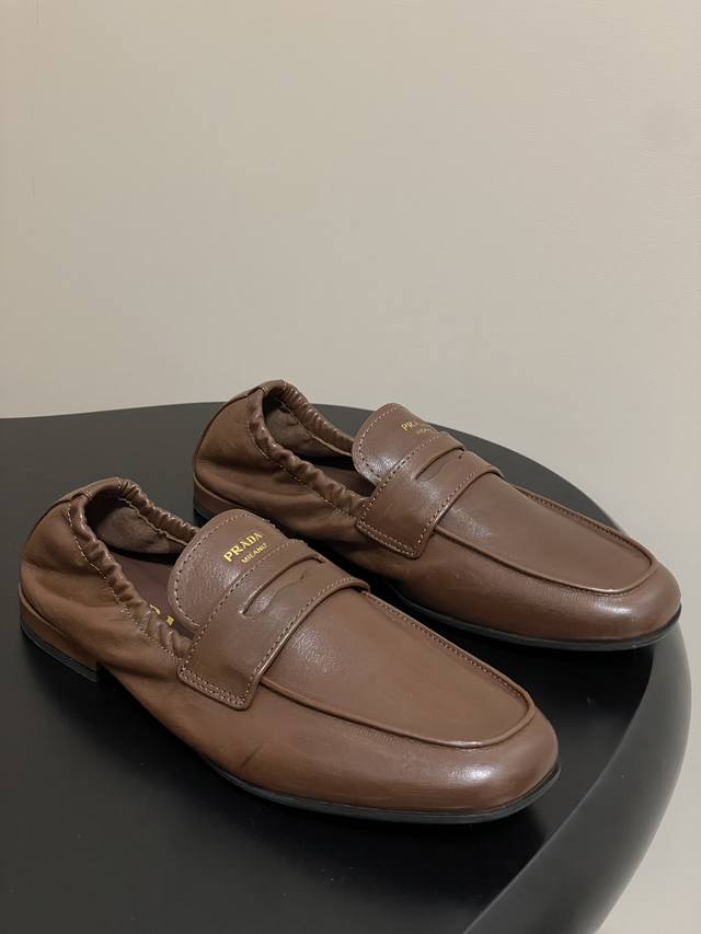 25Fw New Prada early fall slip-on loafers with elasticated heels. At first glanc