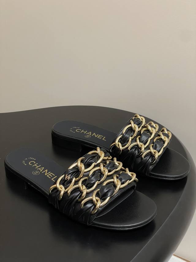 Chanel 25B Large Chain Flat High-Heeled Sandals DDD. A timeless and versatile sa