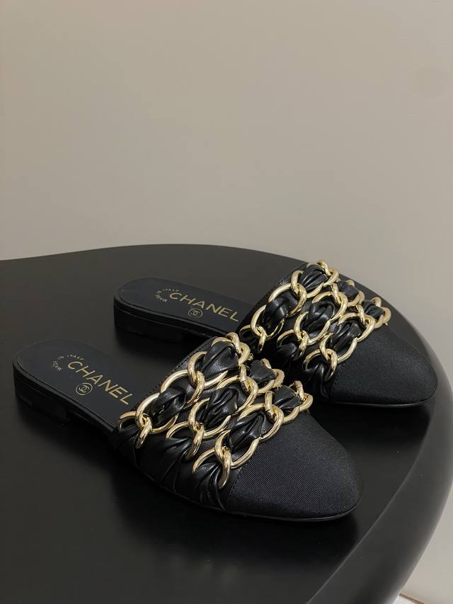 Chanel 25B Chanel Large Chain Closed-Toe Half-Slippers Flat Mules DDD. A timeles
