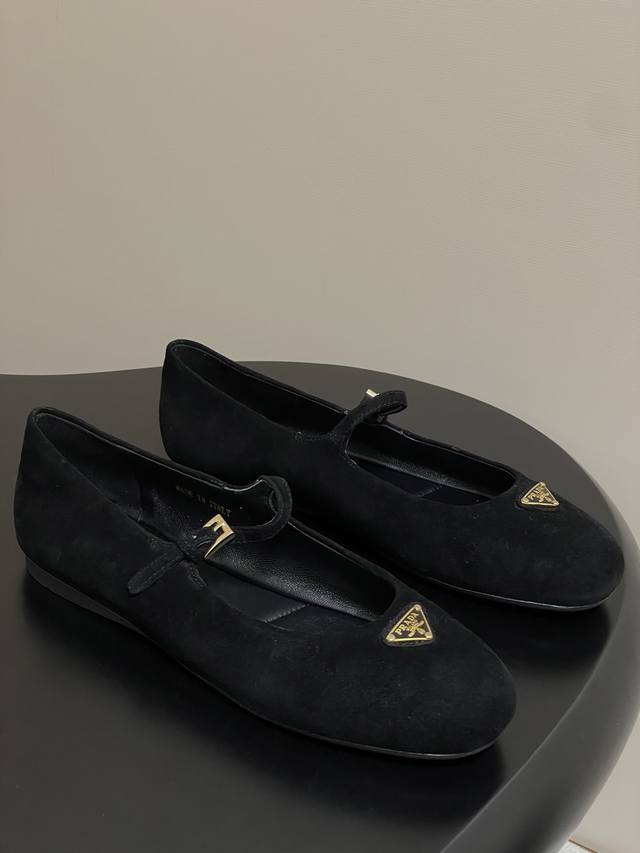 Top quality, comes with a flight case. 25Ss. New Prada suede ballet flats for ea