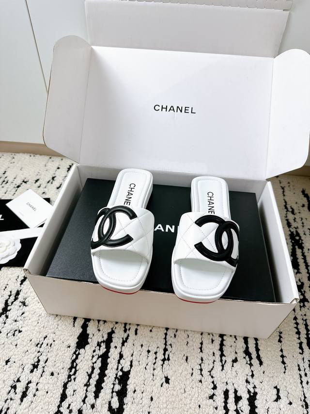 The latest slippers from the store. A versatile piece, super durable and long-l