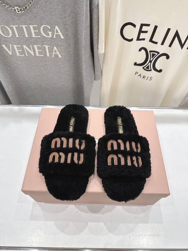 Miu Miu thick-soled fur slippers These fur slippers are so cute~ Soft and fluffy