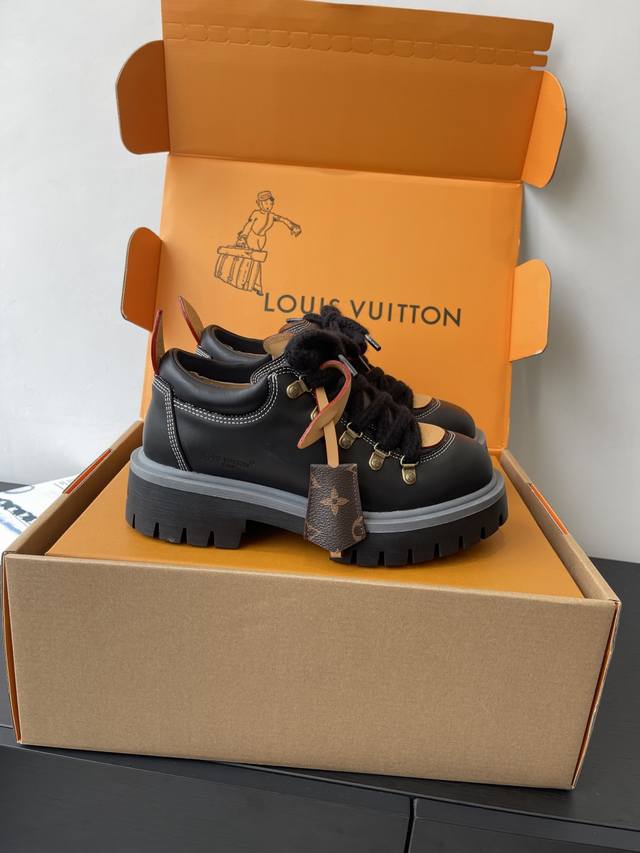 Louis Vuiteeon's latest Derby lace-up loafers are a couple's style. This platfor