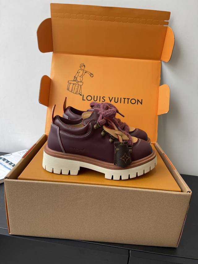 Louis Vuiteeon's latest Derby lace-up loafers are a couple's style. This platfor