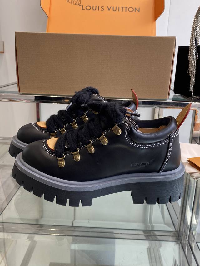 Louis Vuiteeon Louis Vuitton lace-up thick-soled loafers, the latest couple's de