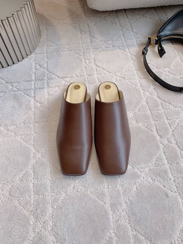 Loro Pian* Lp's new square-toed flat-soled mules (DDD). Simple and stylish, they