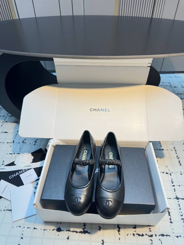 Chanel 25Ss Spring/Summer Mary Janes, embellished with an embroidered Double C l