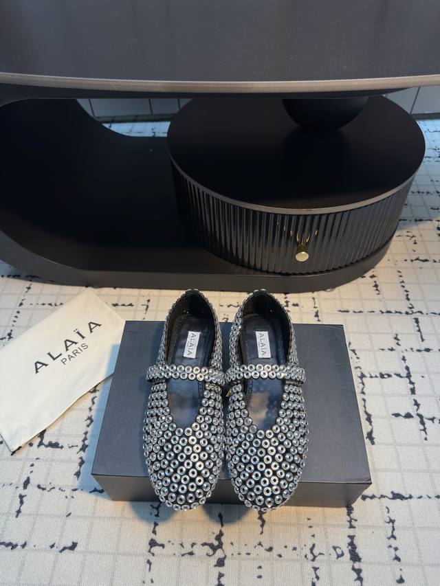 Exclusive new product Alaia 25 catwalk style flat glass rhinestone ballet flats