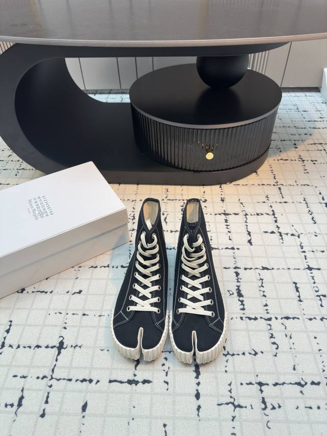 Margiela split-toe canvas shoes Split-toe shoes are so cool~very trendy~very sty