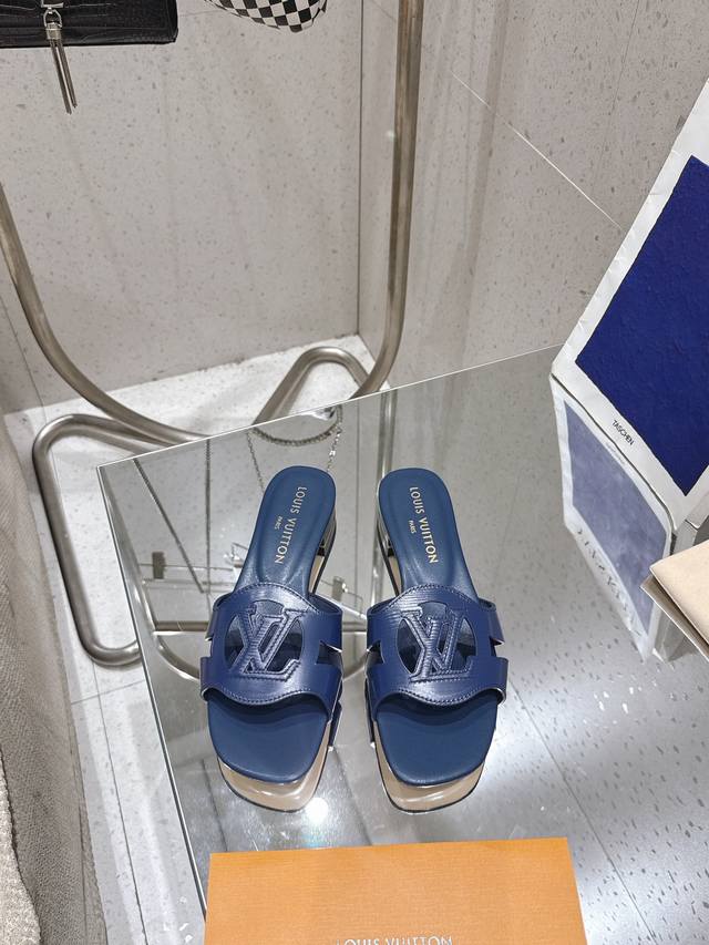 25Ss's newly upgraded toothpick-patterned slippers add a touch of personality. T