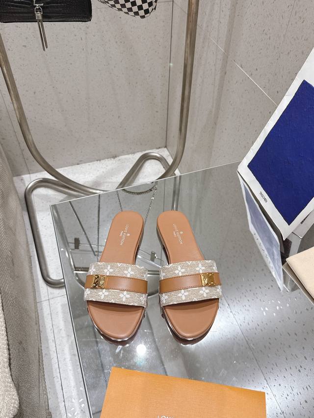 Lv Flat Metal Buckle Series This iconic Lock It Flat Mules shoe pairs raffia wit
