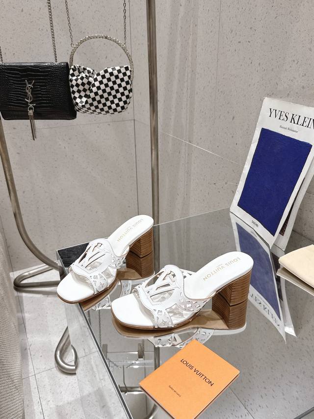 These LV Isola flat sandals are crafted from soft cowhide leather, with a wide u