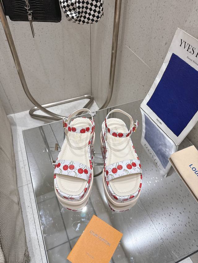 Upgraded version, purchasing agent level. These Maya Platform sandals are from t