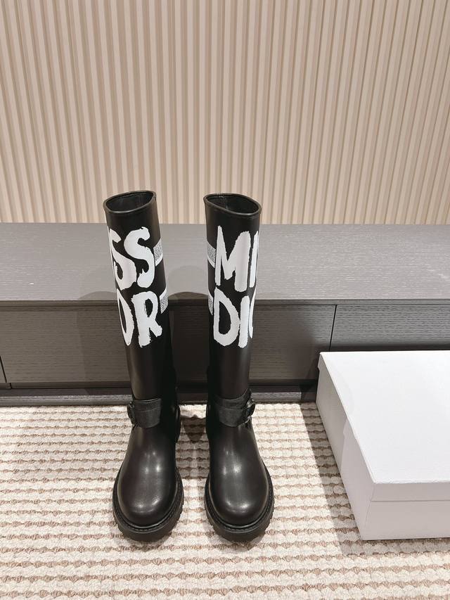 Fabric, leatherThe D-Major boot features distinctive design elements for a strik