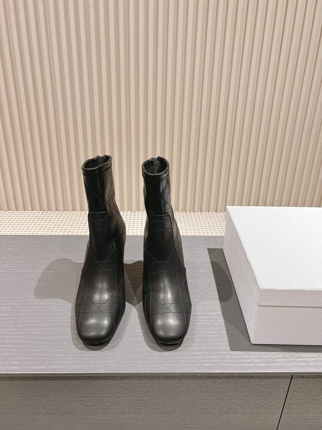 Low and high boots The D-Shadow heeled boot is elegant and stylish. Crafted fro