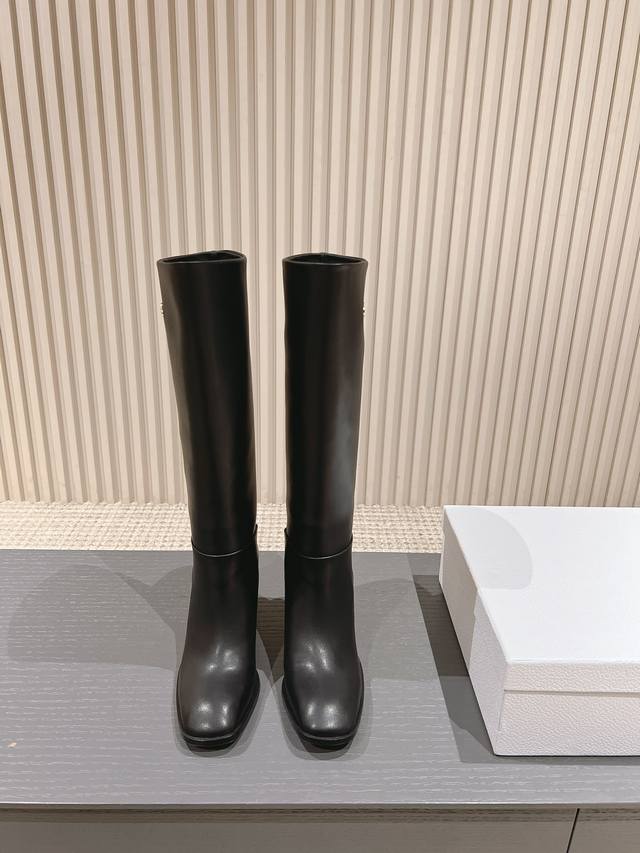 Factory Dior Fall/Winter New Style! These heeled ankle boots are a chic classic